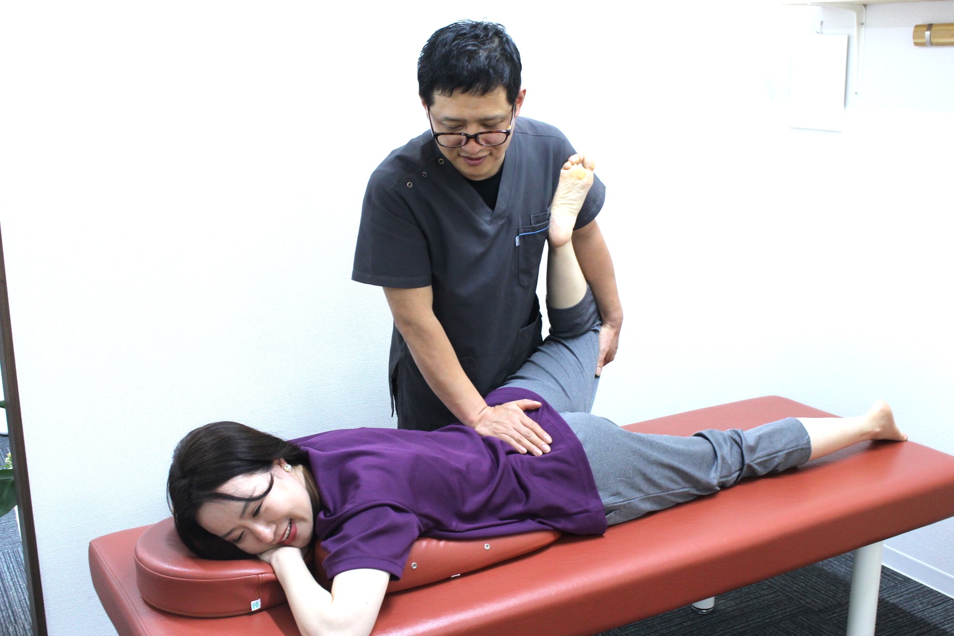 ソフトな刺激の骨格・骨盤矯正の様子